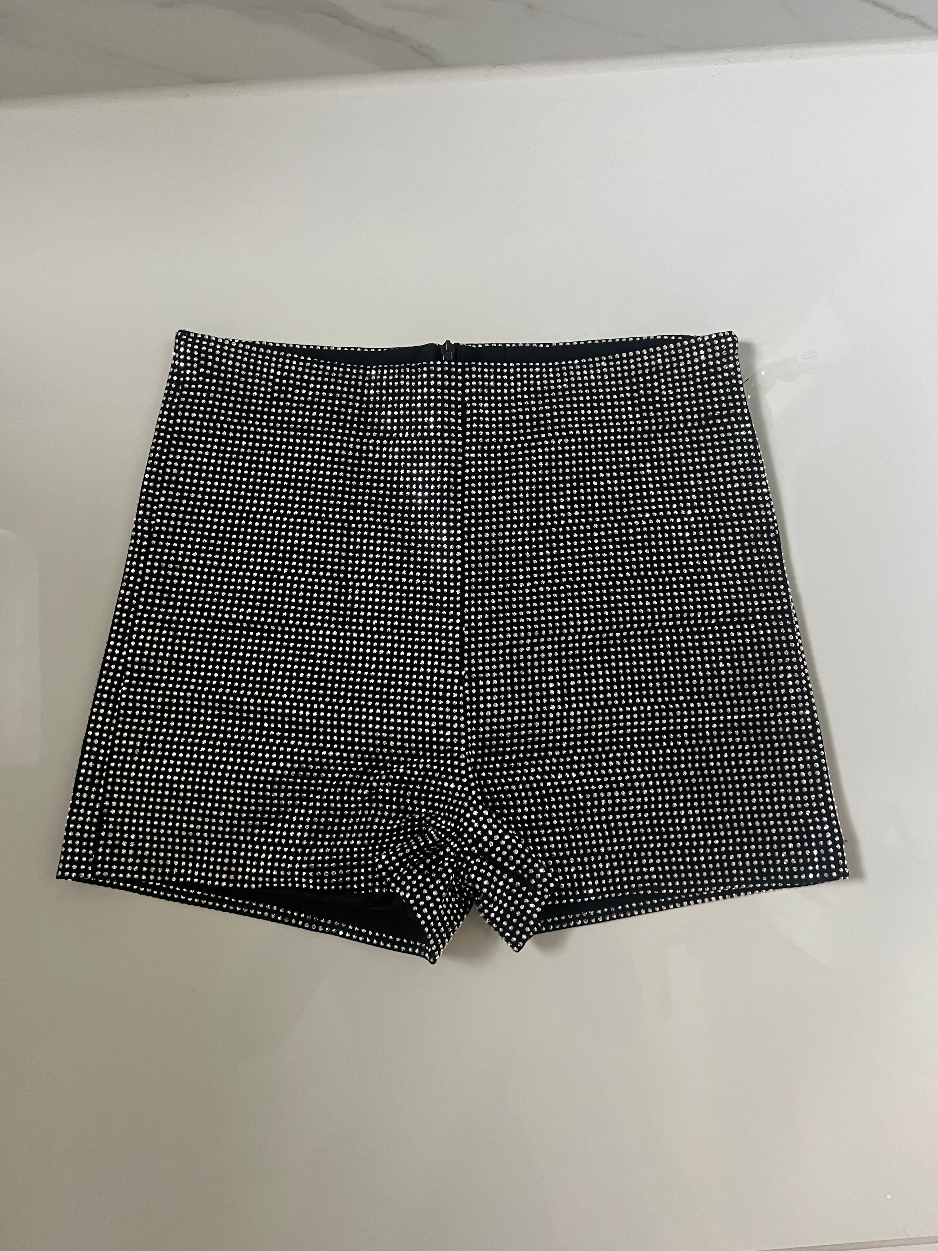CRYSTAL SHORTS: Il Capo Statement che Cattura la Scena