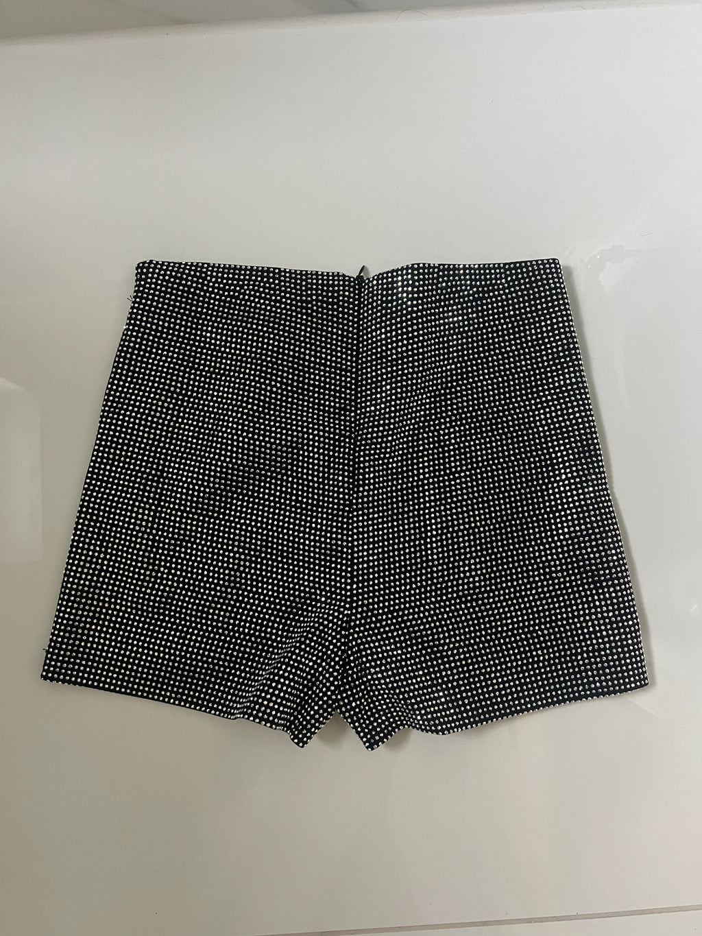 CRYSTAL SHORTS: Il Capo Statement che Cattura la Scena