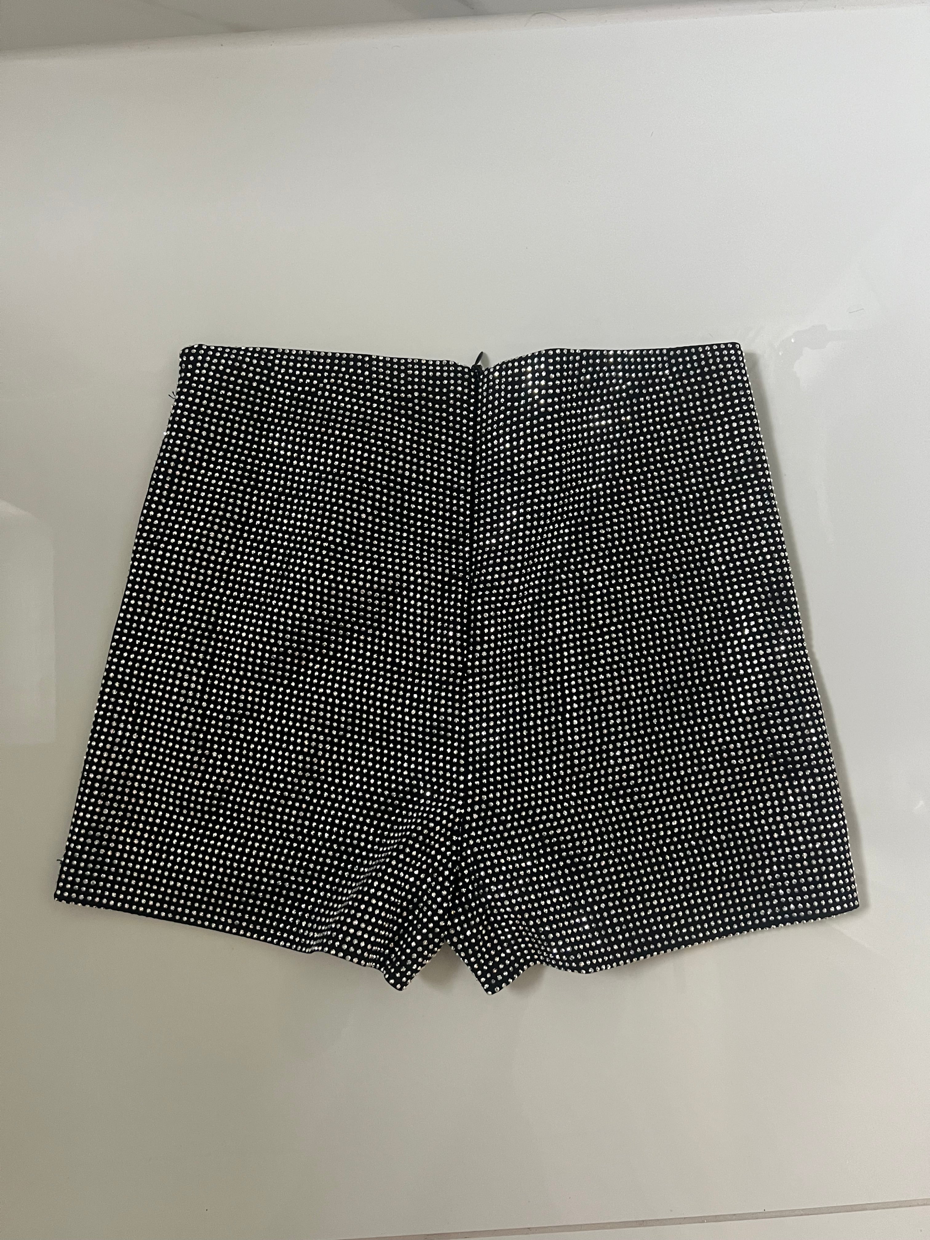 CRYSTAL SHORTS: Il Capo Statement che Cattura la Scena