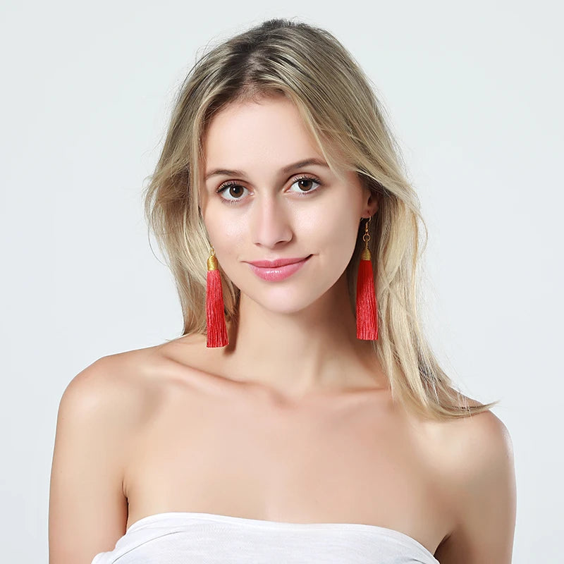 Aura Boho-Chic: Orecchini a Cascata con Frange Silk